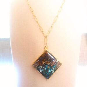 Chic Gold Necklace with Sparkling Pendant